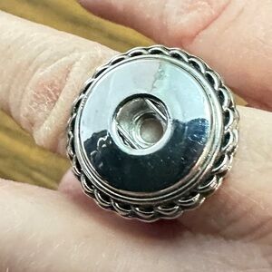 Manolia and Vine Snap Silver Women's Ring.